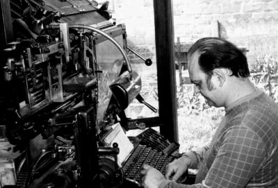 Hubert Lenaerts, sur une presse offset dans l'atelier de l'imprimerie